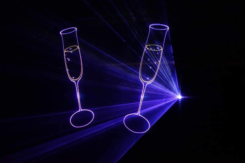 Namen in einer Lasershow zur Hochzeit